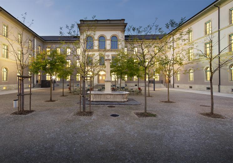 Das Pestalozzischulhaus liegt direkt neben dem Bahnhof Aarau.