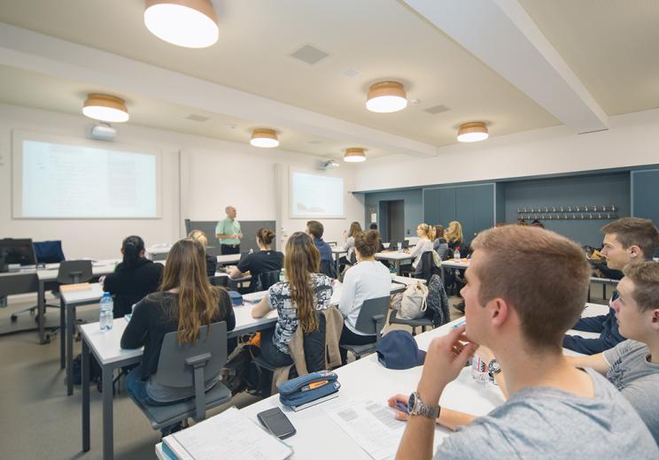 Die grosszügigen Klassenzimmer sind mit modernster Infrastruktur ausgerüstet.