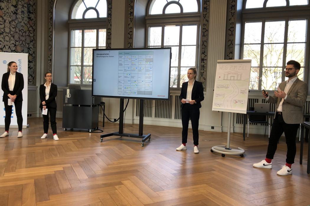 v.l.n.r. Silvia Fuchs, Vanessa Franz, Jessica Soult, und Dario Donatiello präsentieren die Arbeit: ‘Arbeitsplatz der Zukunft’.