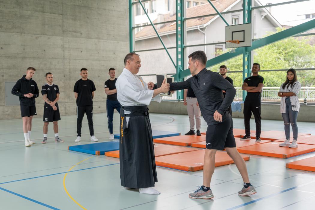 HFW-Studierende und Kenshin Diego Bonetta Sensei HFW-Studierende und Kenshin Diego Bonetta Sensei
