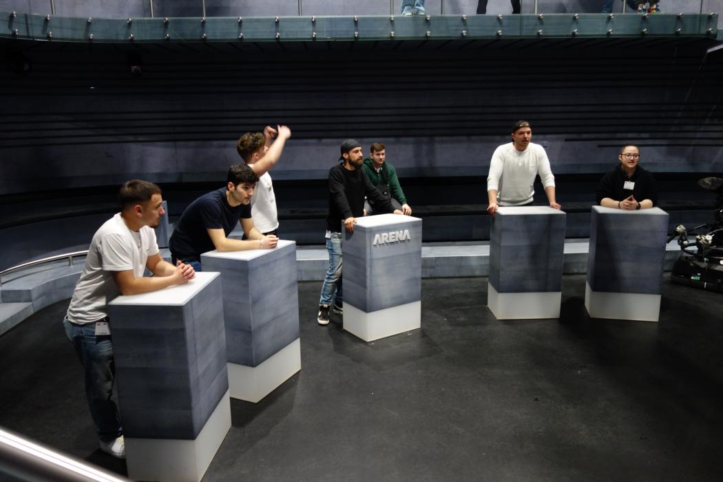  Lernende der DHF19H im Studio der Sendung «Arena»