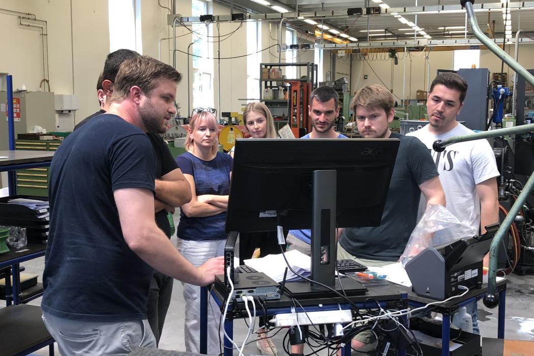 Martin Künzli von der ‘Keller Mechanische Werkstätte AG’ und Studierende der HFW21A