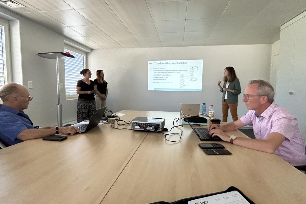 Externe HFW-Präsentationen - Supply Chain Management HFW Studierende in einer Präsentation.
