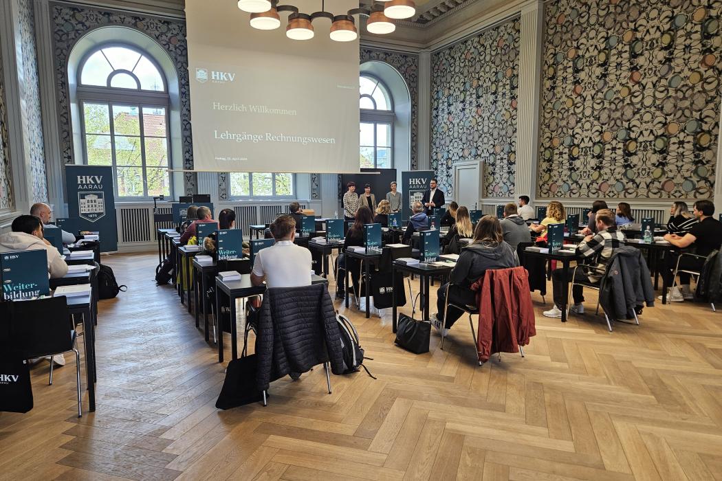 Start-Tag Lehrgänge im Bereich Rechnungswesen Weiterbildungsteilnehmende im Klassenzimmer