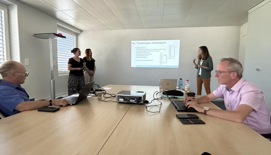Externe HFW-Präsentationen - Supply Chain Management HFW Studierende in einer Präsentation.