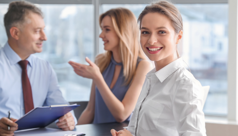 Frau - am Tisch - in einer Besprechung - mit Mitarbeiter