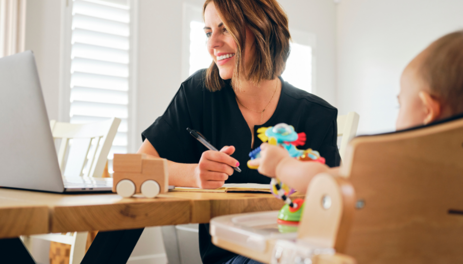 Frau- mit Kind- vor dem Laptop